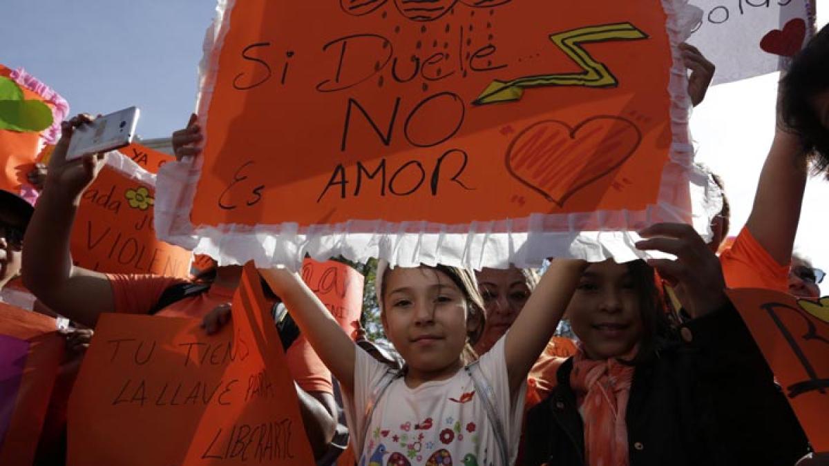 Más de dos mil marchan contra violencia hacia mujeres en CDMX