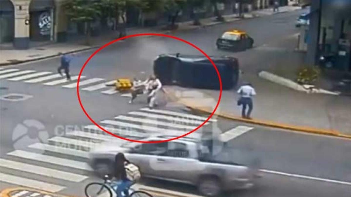Mujer salva a sus hijos 3 veces en cuestión de segundos