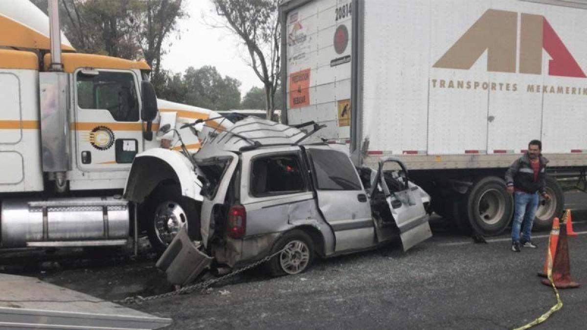Fuerte accidente en la México-Querétaro, al menos un muerto