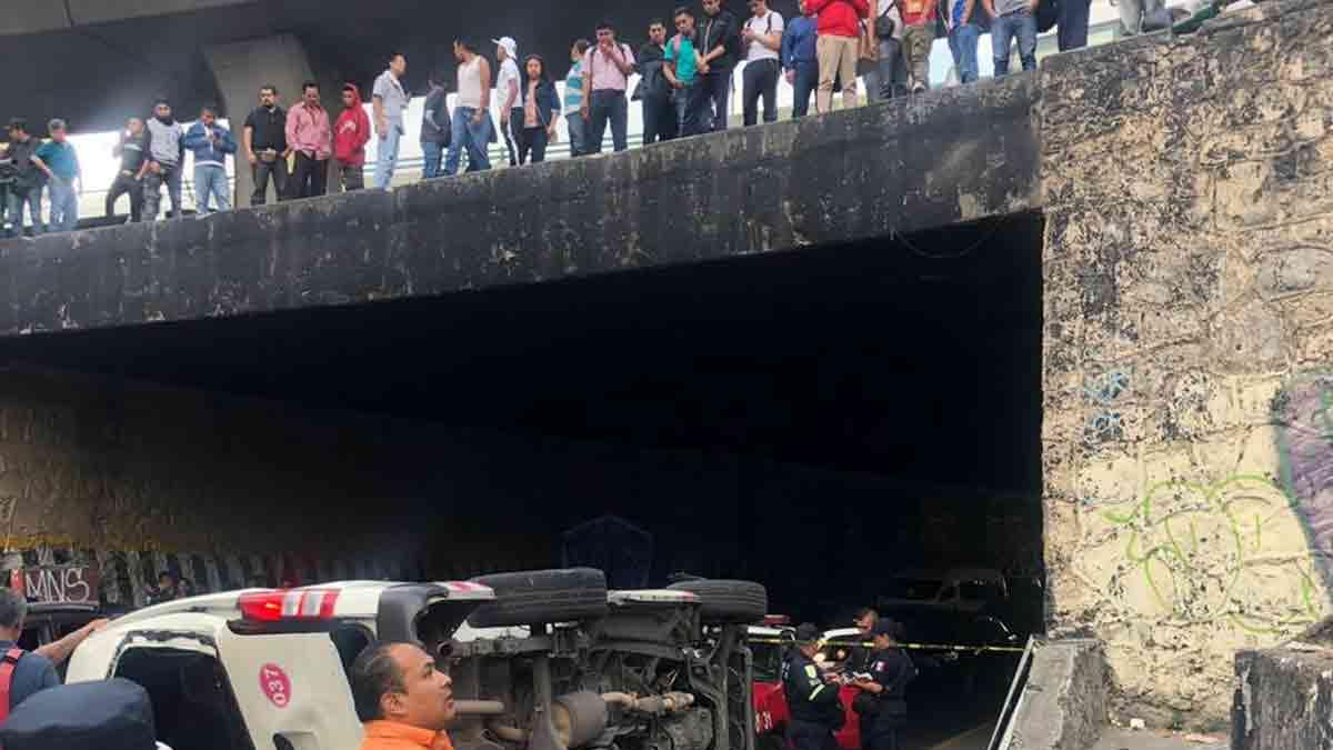 Combi cae de puente en 'Peri' tras ser embestida por camión