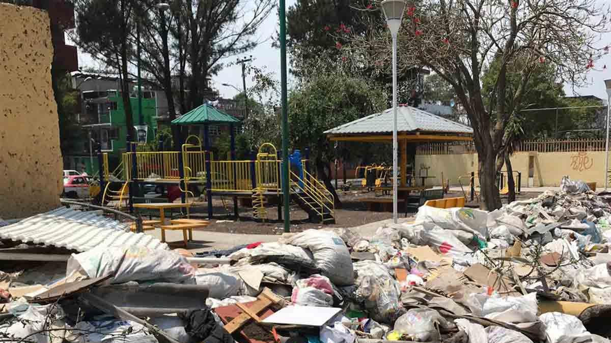 Vecinos de Iztacalco viven entre basura y malos olores