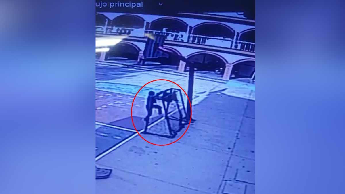 Niño muere después de que portería en la que se columpiaba le cayera encima