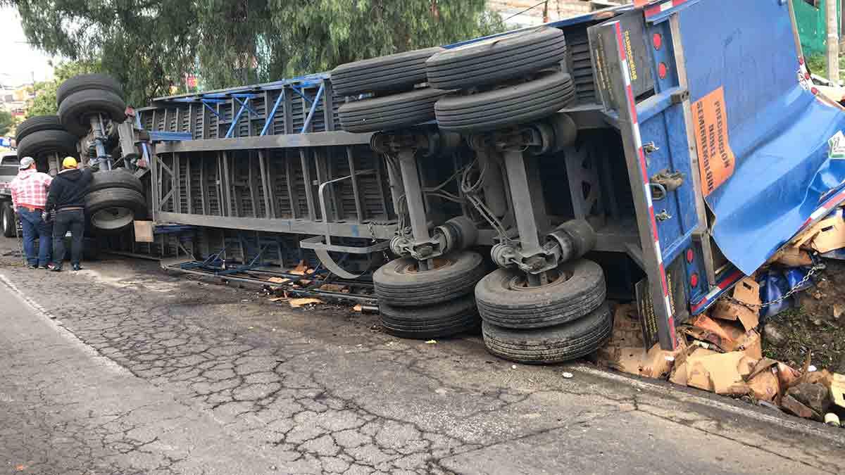 Vuelca tráiler con 'chelas' en Naucalpan