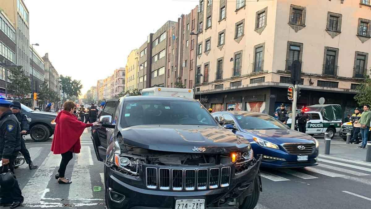 Patrulla se pasa el semáforo y choca contra camioneta