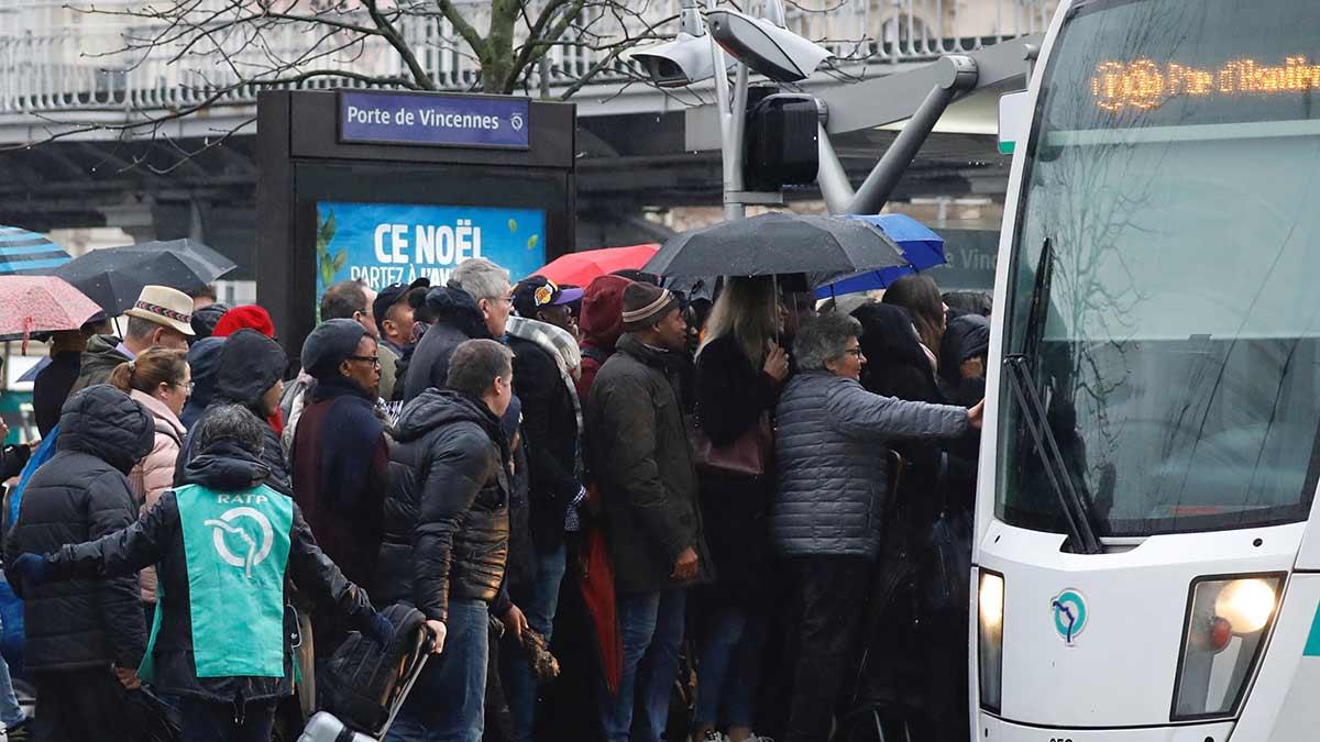 Huelga 'ahorca' a Francia y se teme caos en Navidad