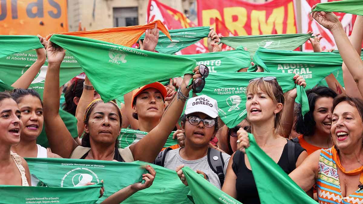 Feministas se movilizan en Argentina por aborto legal