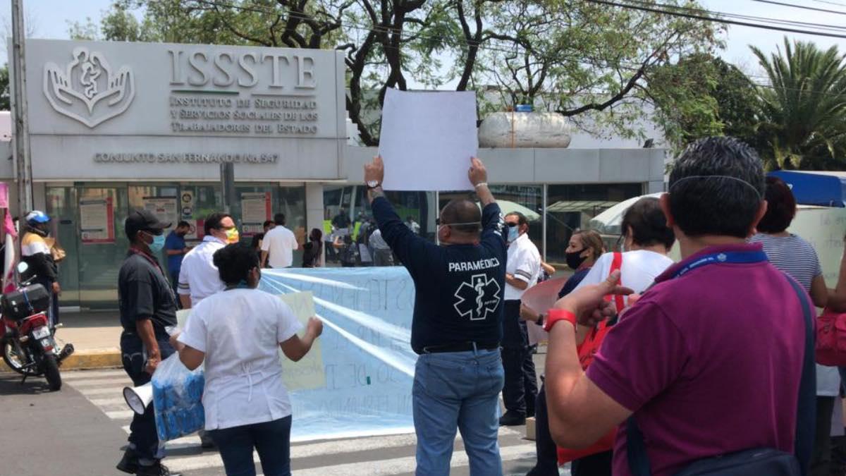 Personal del ISSSTE protesta por falta de insumos y reinstalación