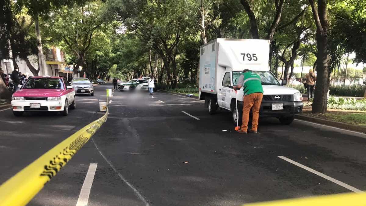 Camioneta de carga atropella a abuelito en Coyoacán
