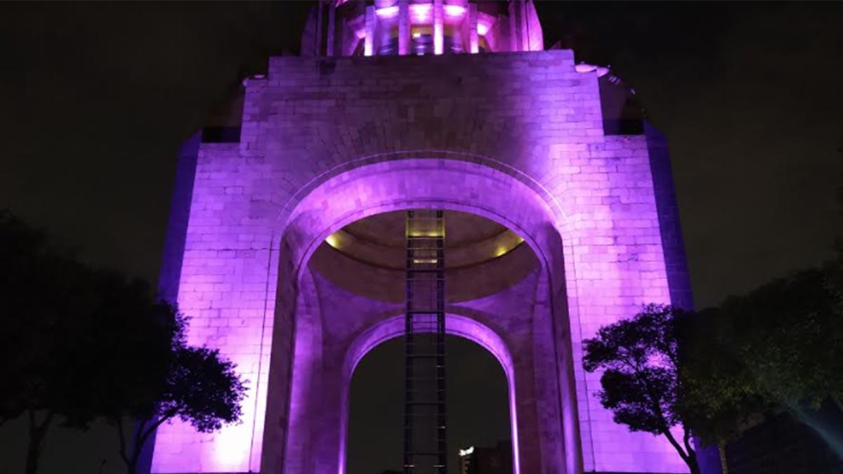 Más de 100 personas se manifestaron en el monumento a la Revolución