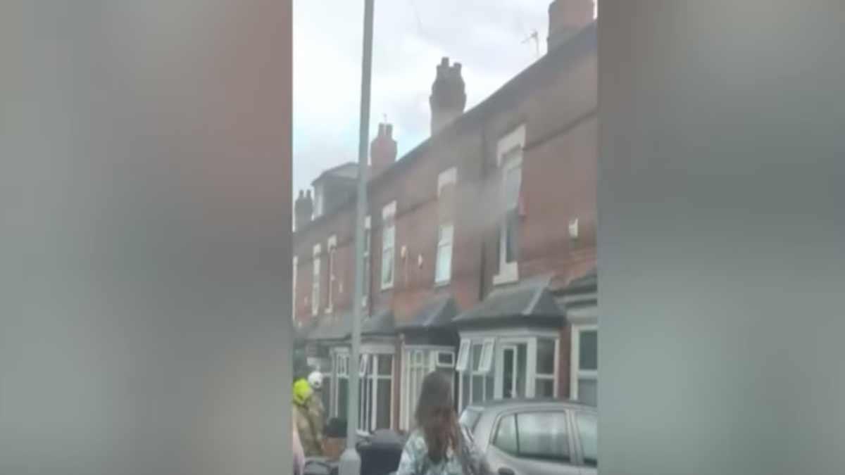 Mujer rescata a sus hijos de un incendio en casa