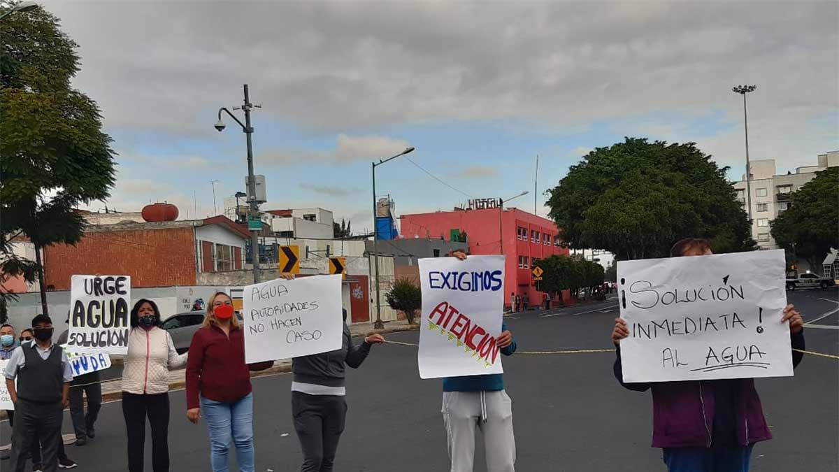 Vecinos bloquean la avenida Talismán, en la CDMX; protestan por falta ...