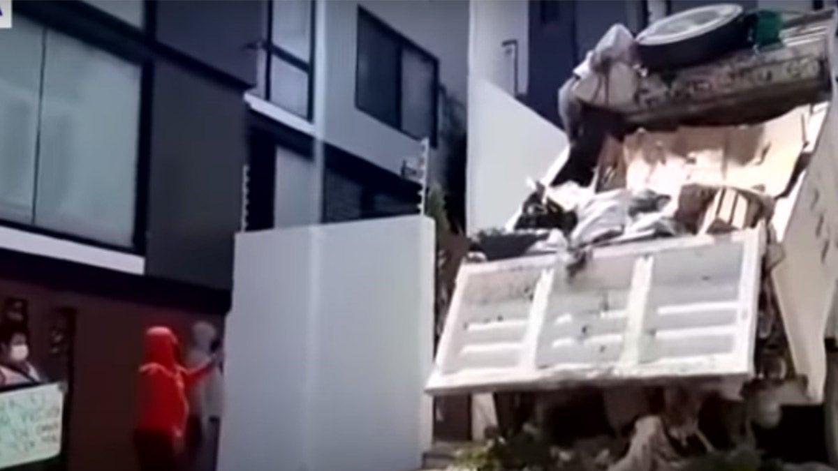 Trabajadores de limpia dejan basura afuera de la casa del alcalde de Oaxaca