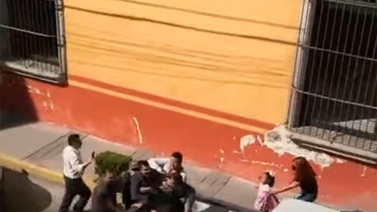 Arrestan a padres frente a su hija de 3 años y la niña entra en crisis