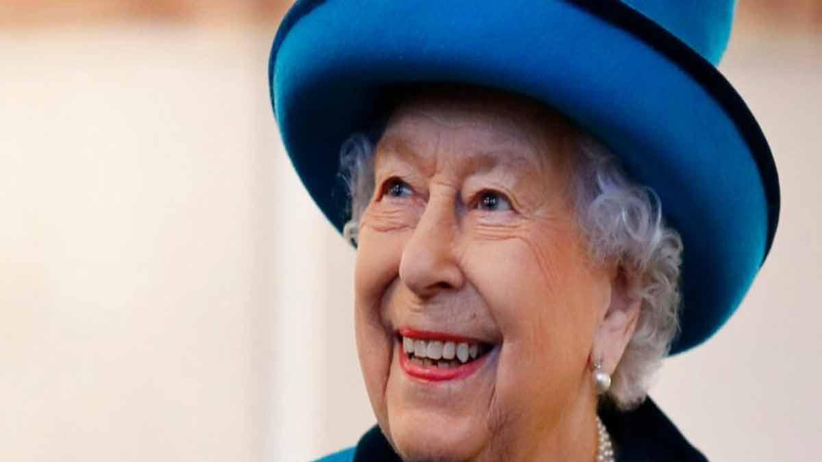 La reina Isabel acepta recomendación médica de descansar unos días