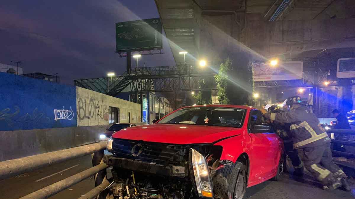 Conductora pierde el control de su auto y se estrella en Periférico