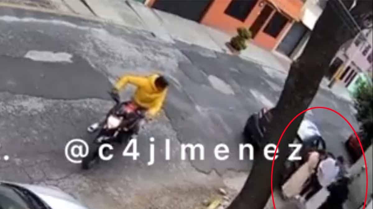 ¡En un minuto! Delincuentes en moto asaltan a pareja en Gustavo A. Madero