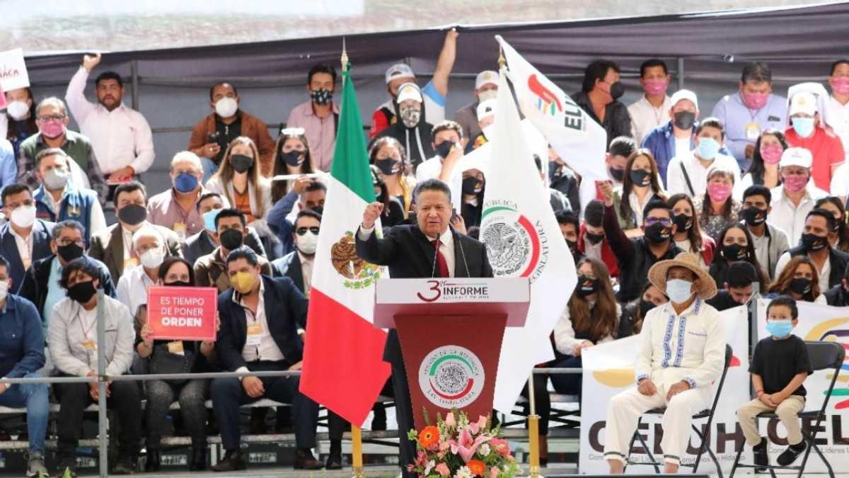 Arropa cúpula morenista informe de senador Menchaca