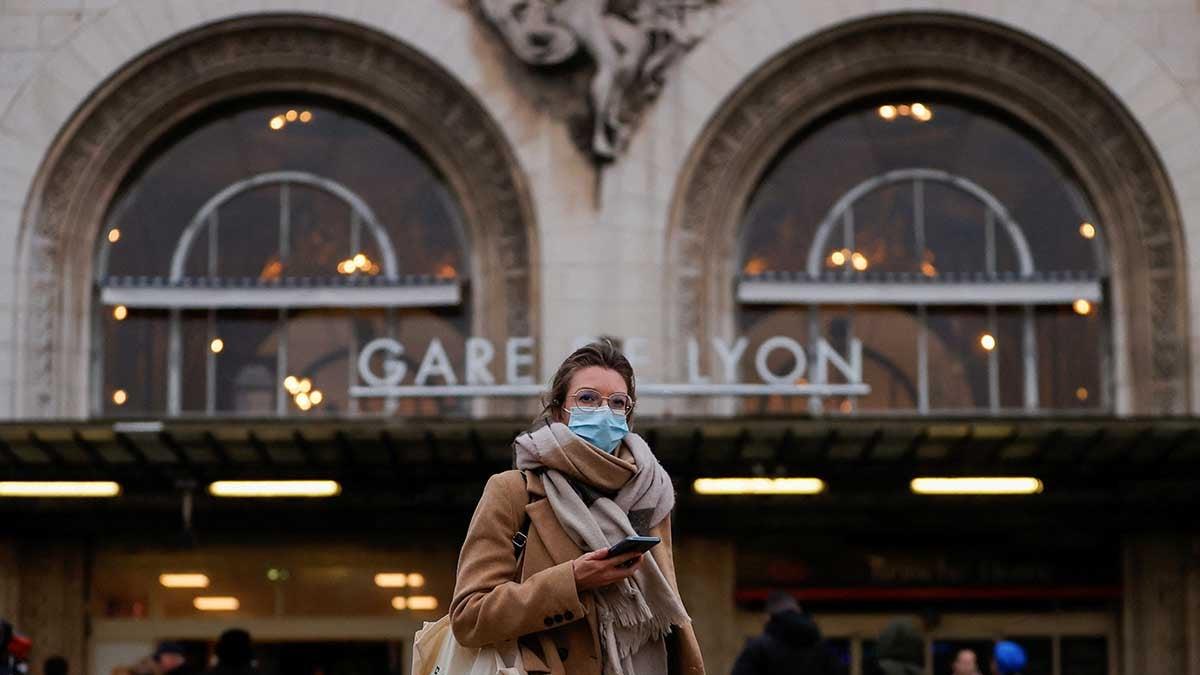 Francia supera los 100 mil contagios diarios de covid