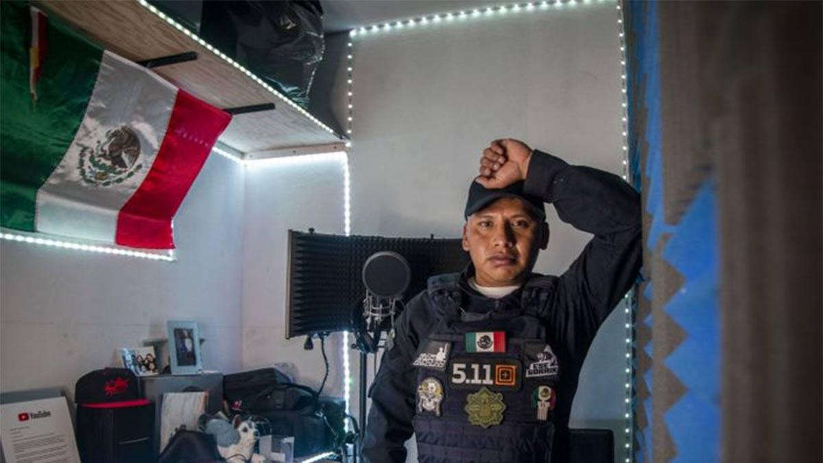 Es policía, pero también rapero y productor musical