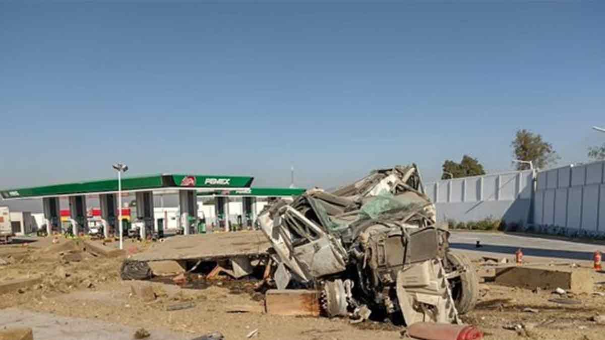 Tráiler se queda sin frenos y vuelca en la México-Puebla; hay dos heridos