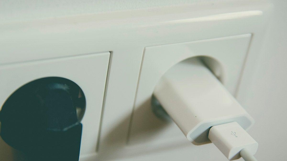 Joven muere electrocutado por conectar cargador de celular a la luz