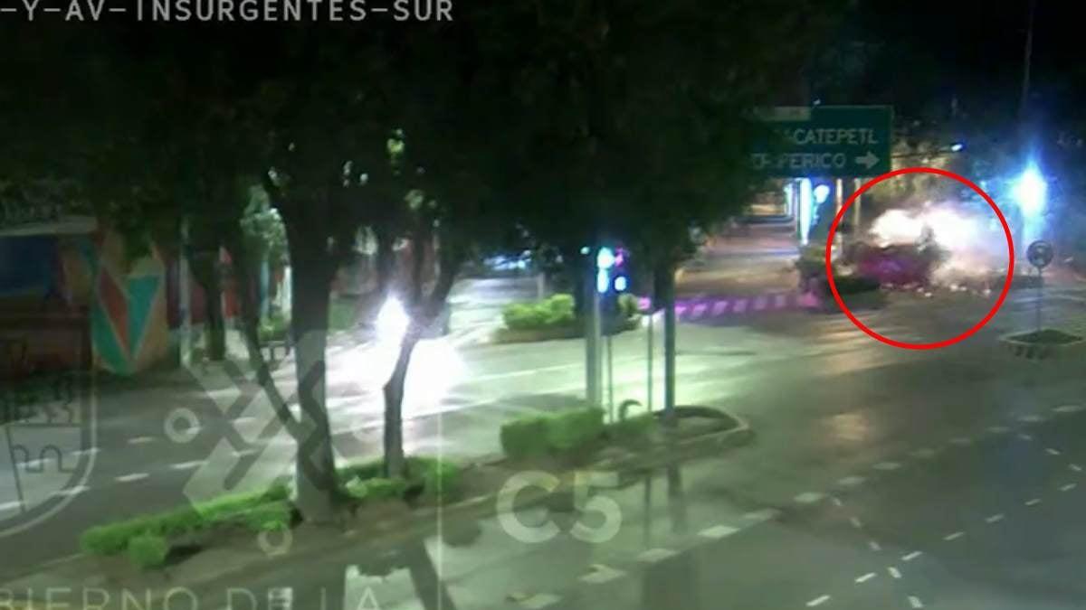 Conductor ebrio choca y vuelca en CDMX, cámaras de C5 captan el momento