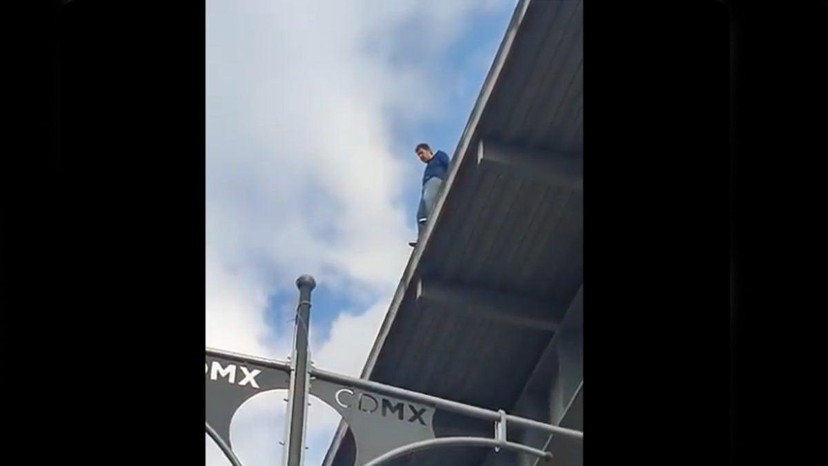 Policías evitan que hombre se arroje de puente vehicular en Viaducto ...