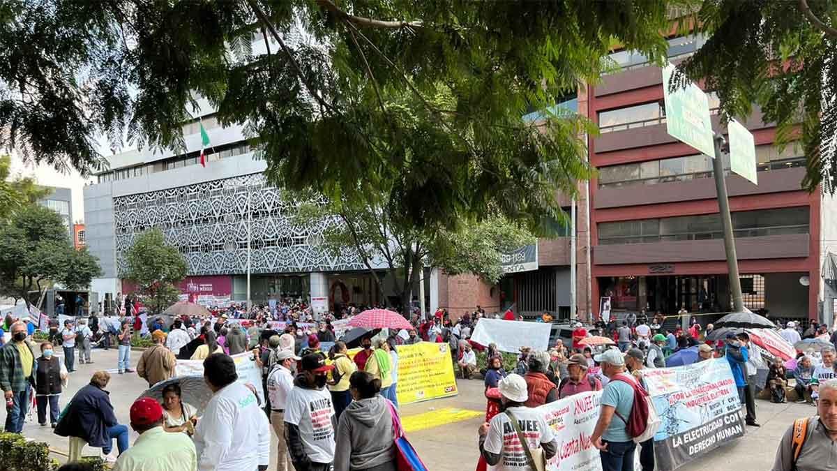 Protestan por altos cobros de luz en CDMX; amagan con plantón