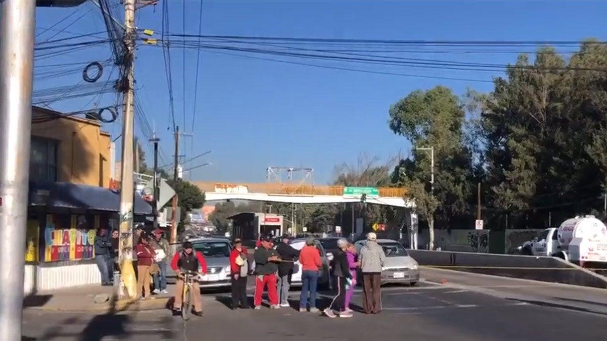 Vecinos bloquean avenida en Ecatepec; oootra vez por falta de agua
