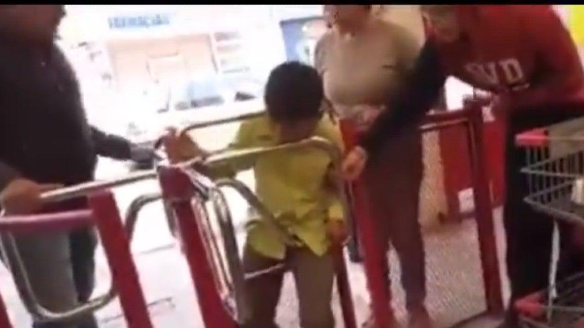 Niño se queda atorado en torniquete de un 3B; “¿Qué pasó después?”