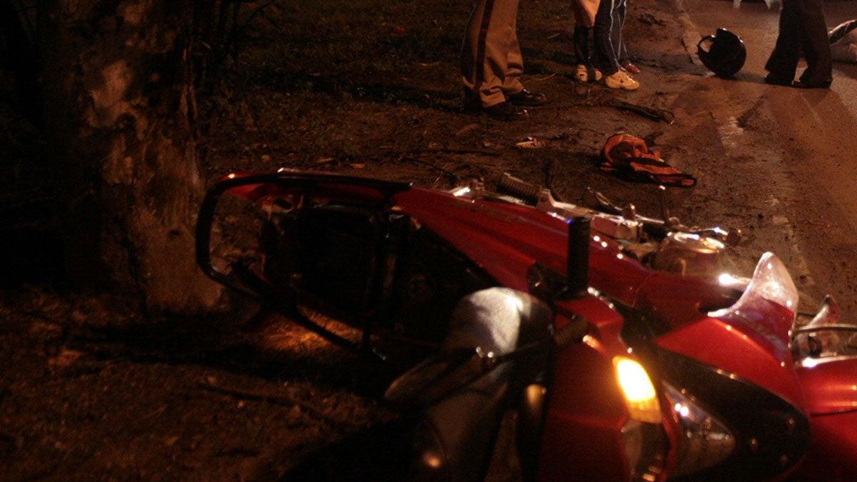 Abuelito en bici se pasa el alto y provoca la muerte de un motociclista