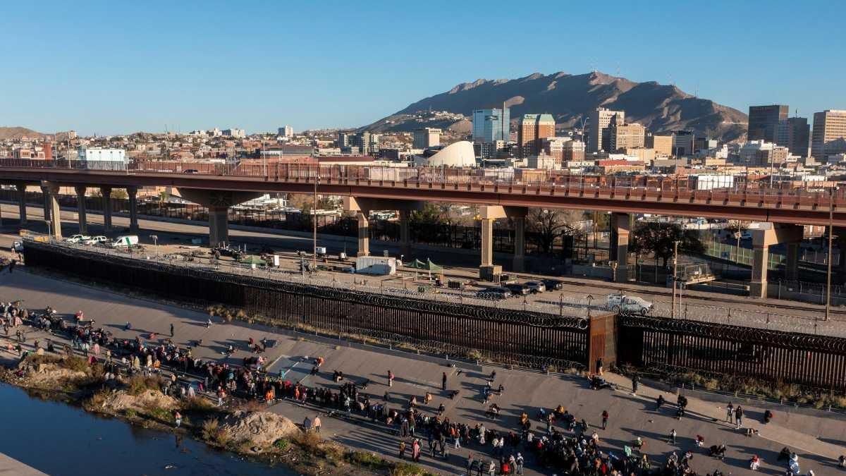 Unos mil 500 migrantes en Ciudad Juárez cruzaron el Río Bravo hacia EU