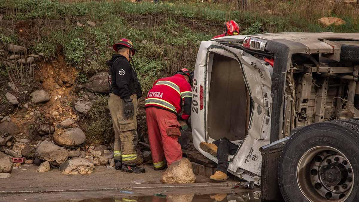 Volcadura de autobús deja 3 muertos y más de 10 heridos en Oaxaca
