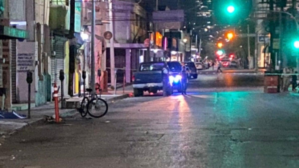 Tras pelea en bar, asesinan a mesero en el centro de Monterrey