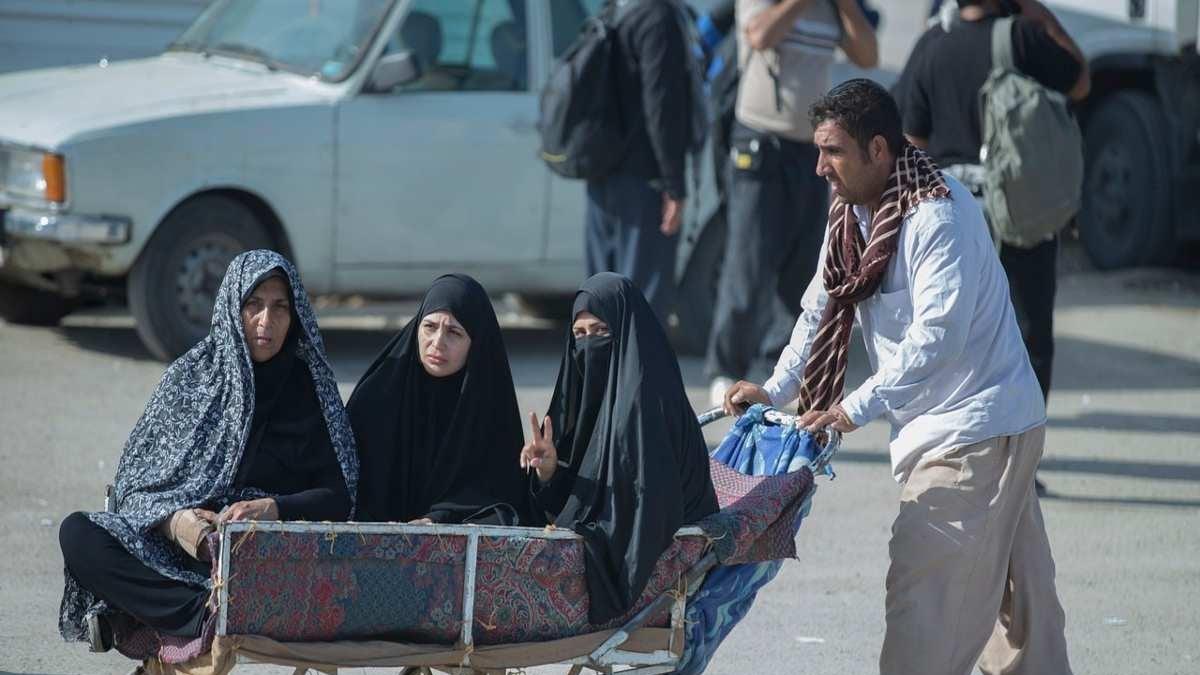 Clausuran 150 comercios en Irán porque empleadas no llevaban velo