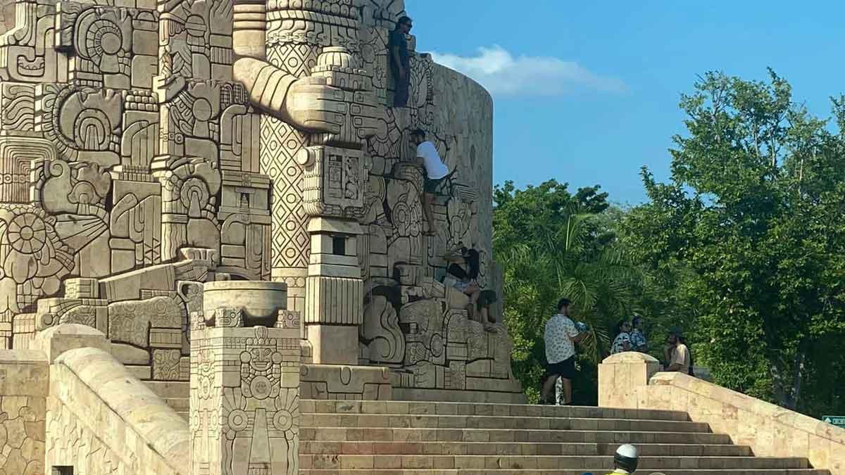 Turistas violan la ley y escalan el Monumento a la Patria en Mérida ...