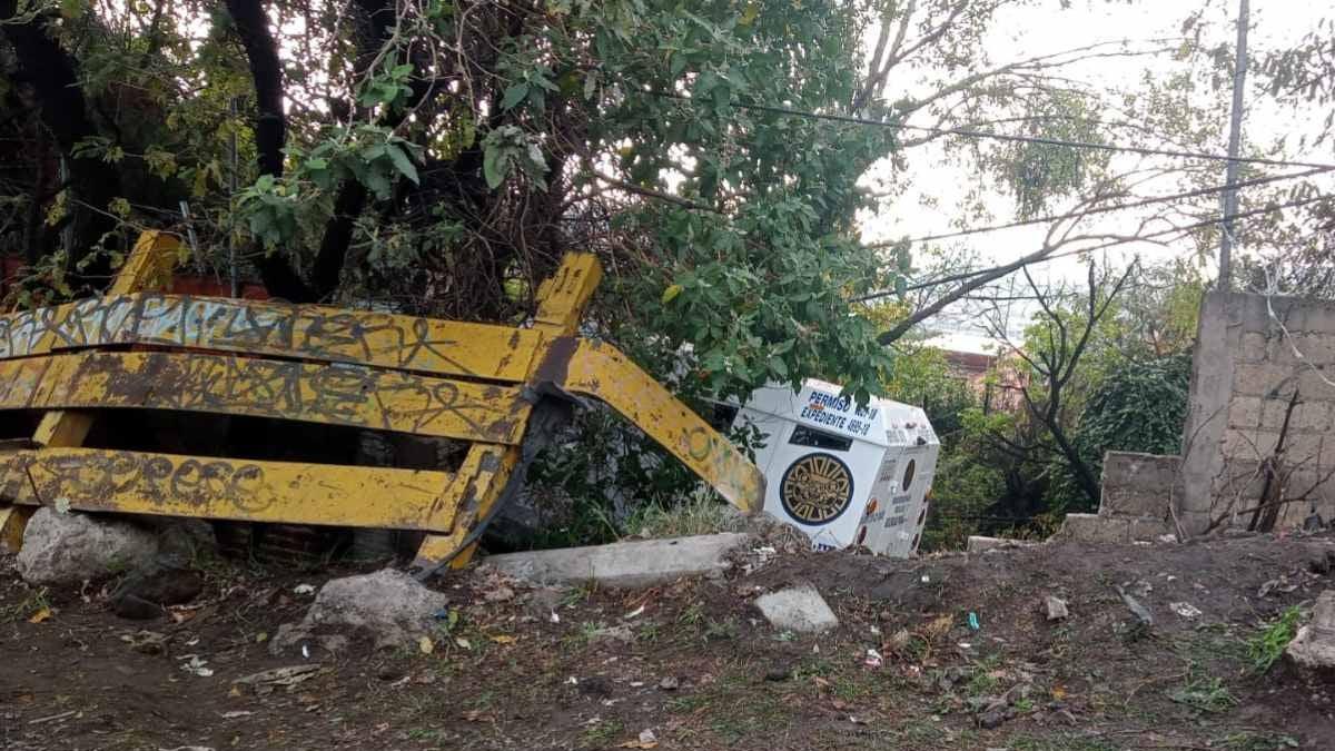 Camioneta de valores cae a patio de domicilio en la México-Toluca ...