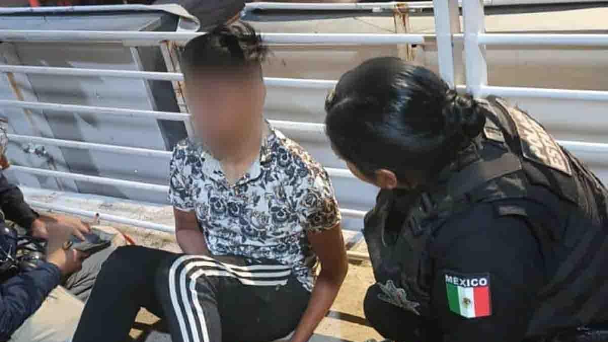 Policías de Querétaro evitan suicidio de joven en puente