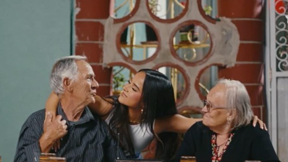 A diferencia de Yahritza y su esencia, Becky G aprovecha raíces mexicanas