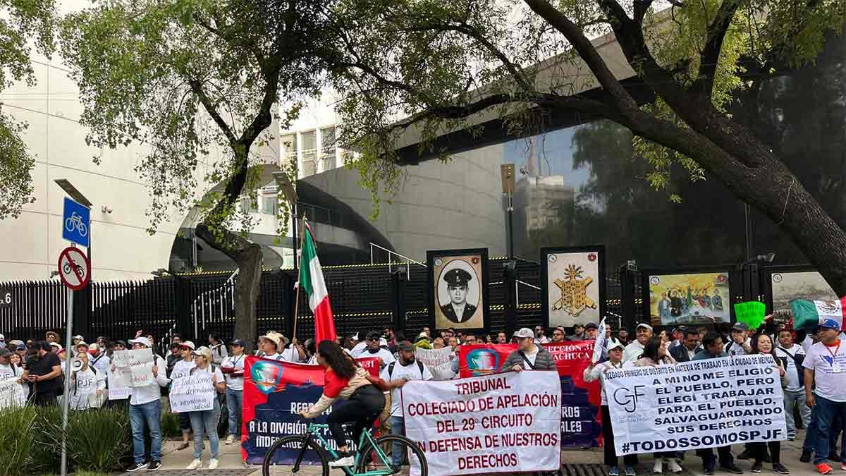 Trabajadores del Poder Judicial se manifiestan afuera del Senado en CDMX