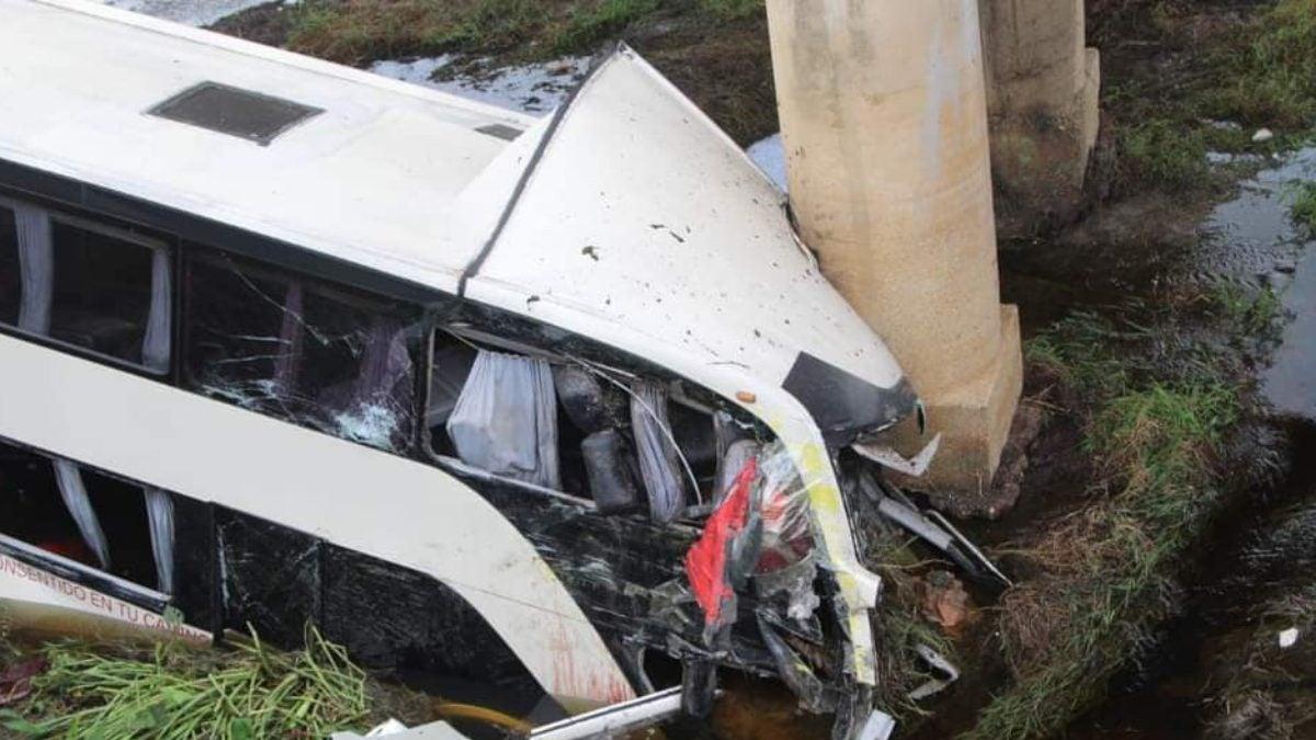 Autobús cae de un puente en la autopista La Tinaja-Acayucan; hay 12 muertos