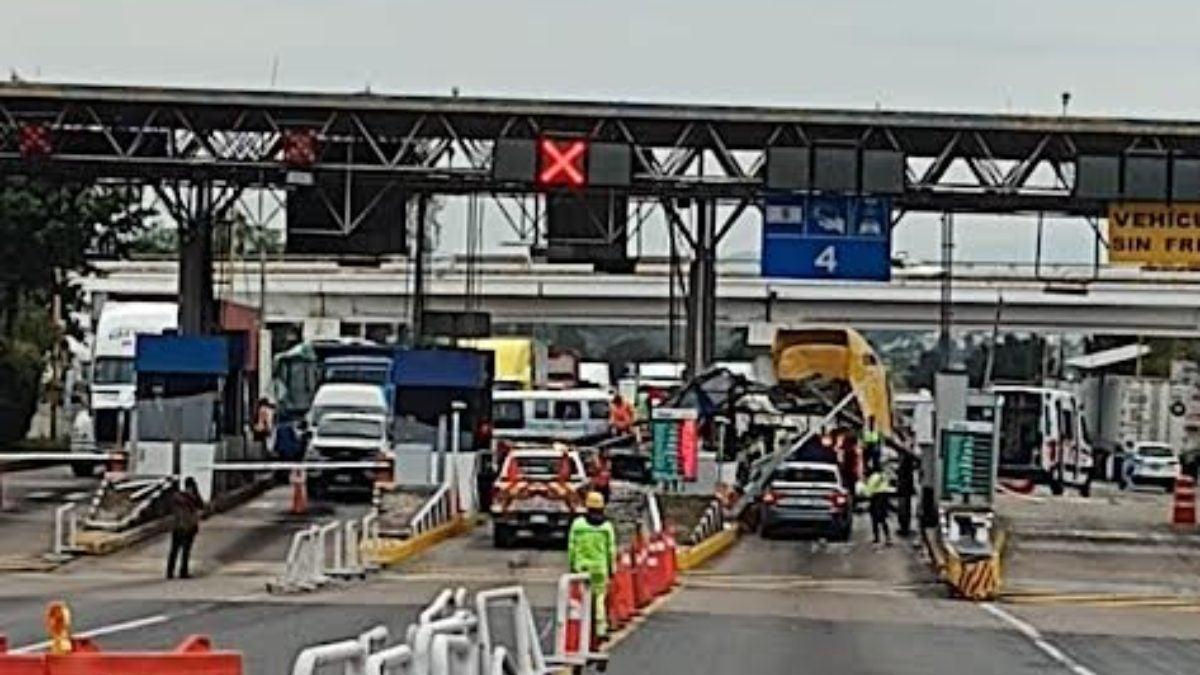 Tráiler se queda sin frenos y choca contra caseta de cobro en autopista ...