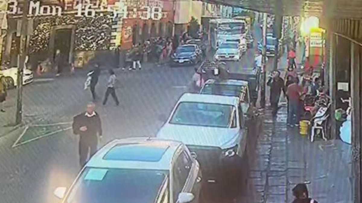 Video: microbús atropella a dos abuelitas en el centro de Puebla