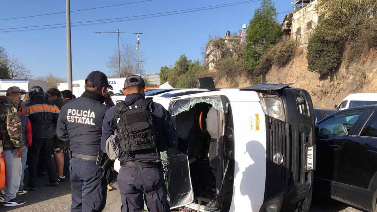 Vuelca camioneta de transporte en Naucalpan, hay varios heridos