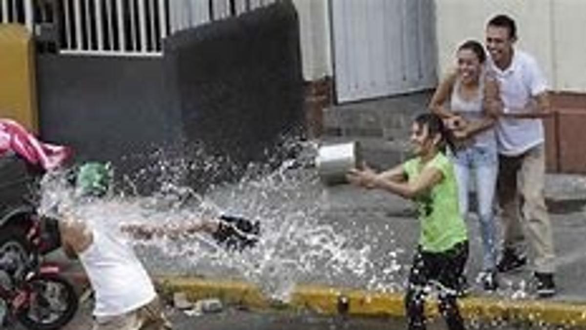 Multas por desperdiciar agua en Sábado de Gloria en CDMX