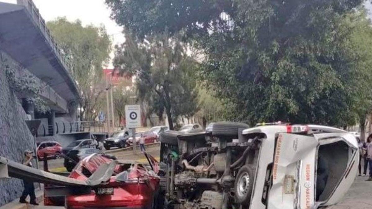 VIDEO: Combi cae de puente y aplasta a camioneta en Naucalpan; chofer ...
