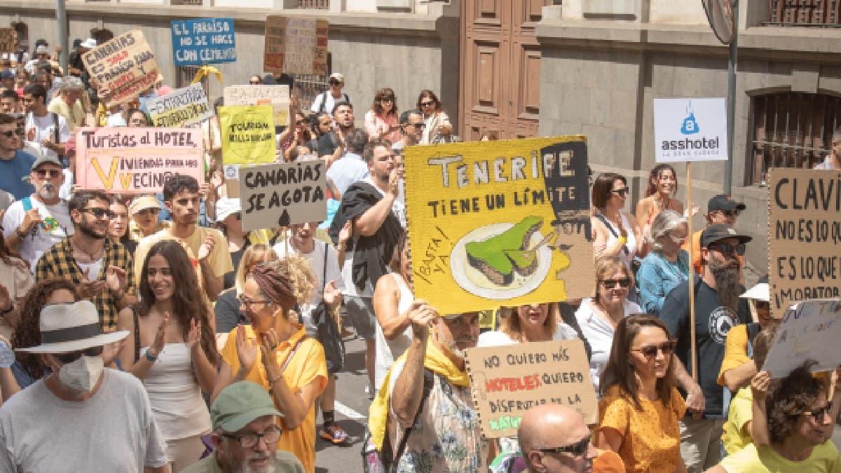 Miles marchan en las Islas Canarias contra turismo de masas y ...