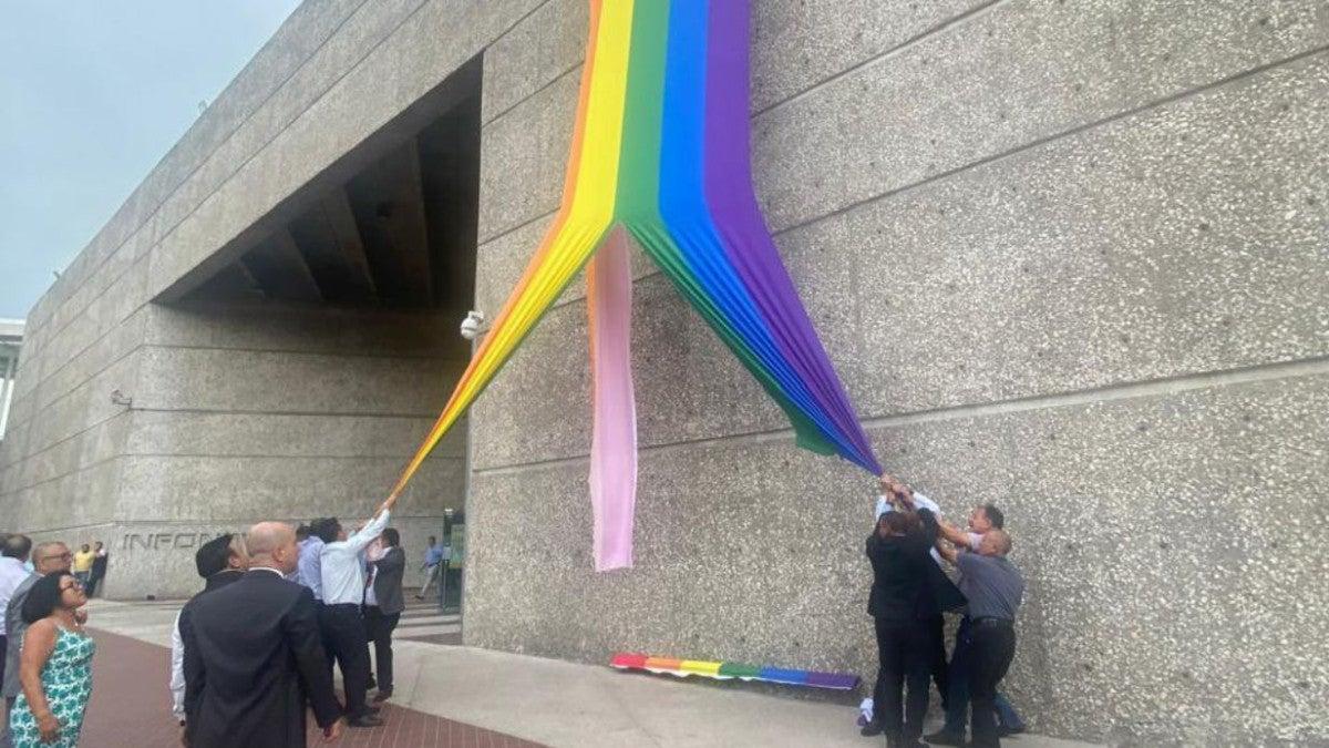 VIDEO: Líder sindical rompe bandera del orgullo gay en la sede del ...