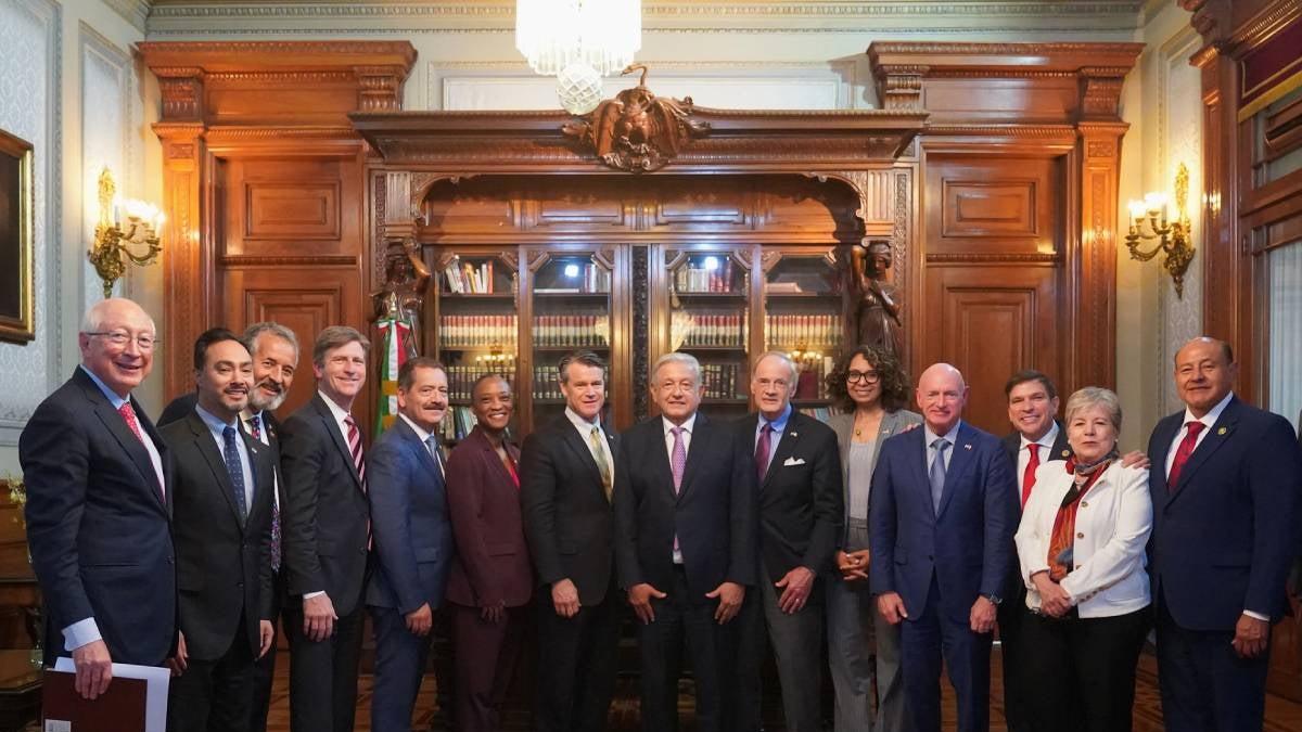 López Obrador se reúne con legisladores de EU en Palacio Nacional