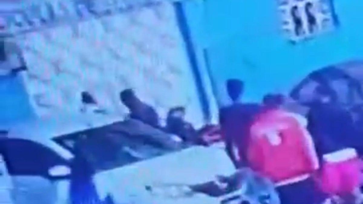 VIDEO: Alerta por migrantes con machetes que golpean y roban en CDMX